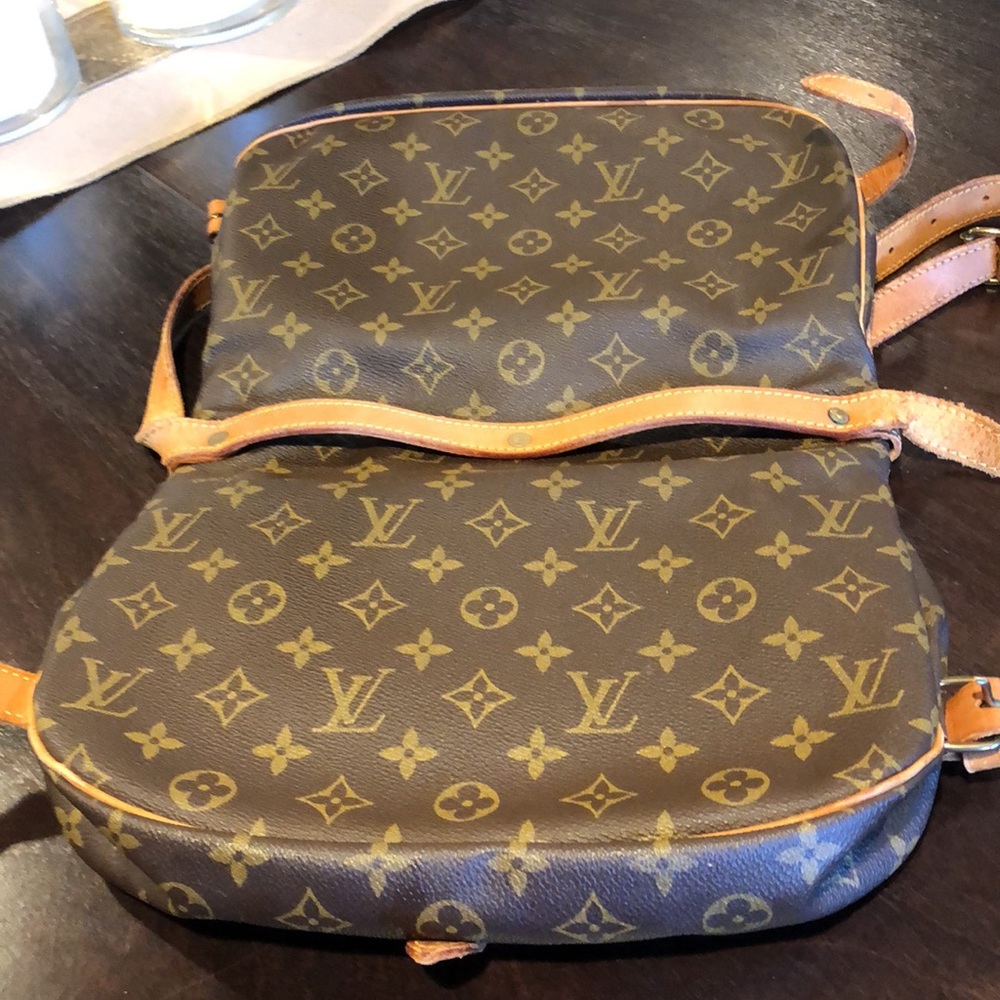 Authentic Louis Vuitton Saumur 30 Crossbody Monogram Canvas - Picture 6 of 17